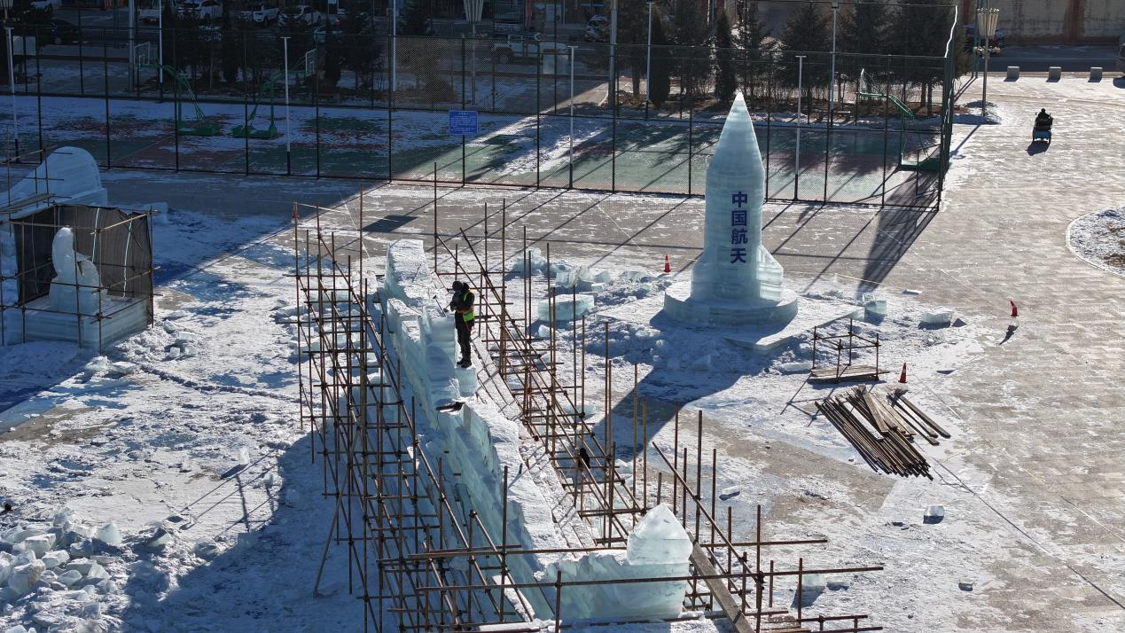 冰雕搭建工作正在进行