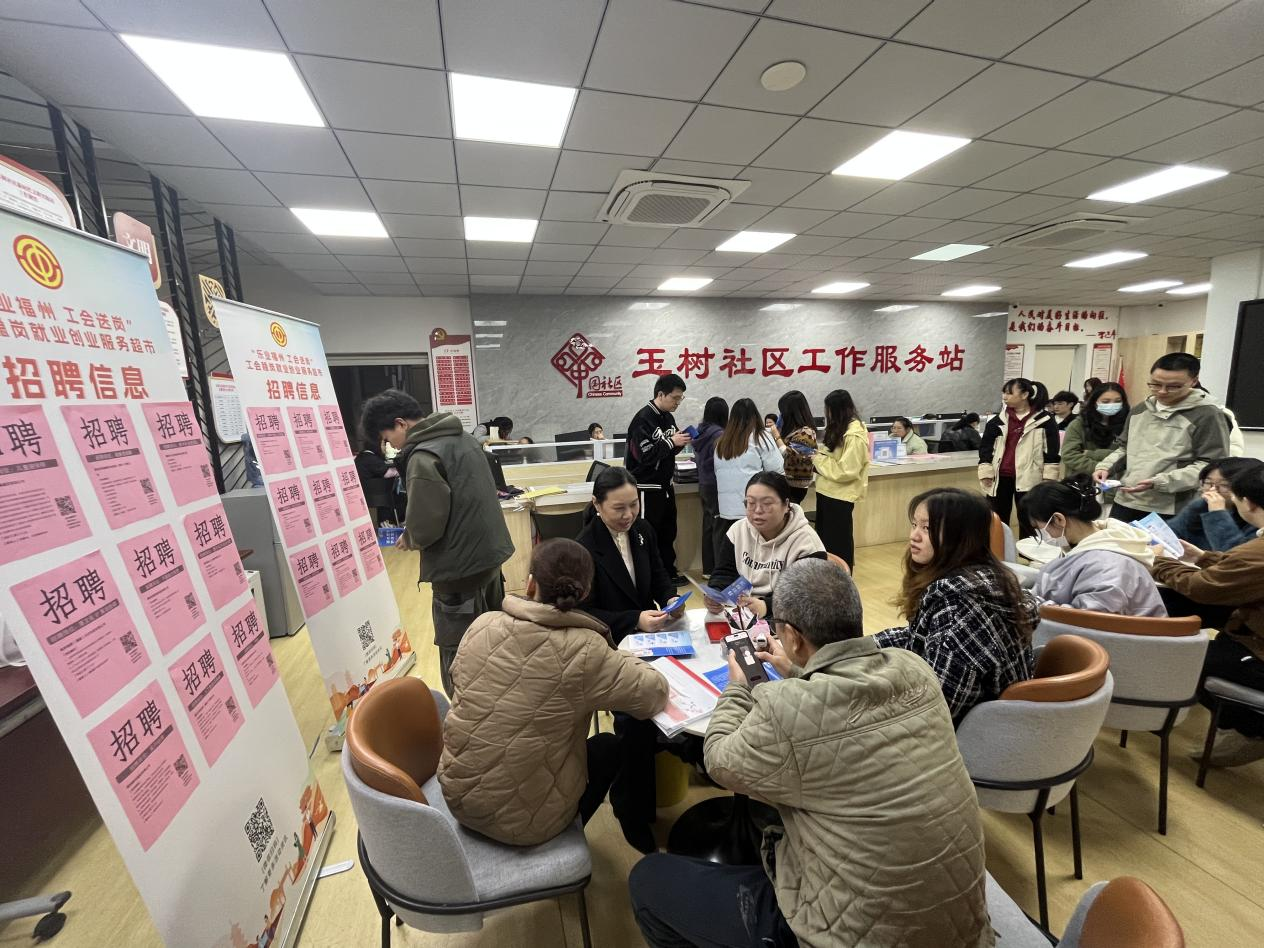 职业指导师为求职者进行择业辅导