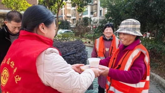 浙江省绍兴市越城区总工会开展“关爱送温暖”活动