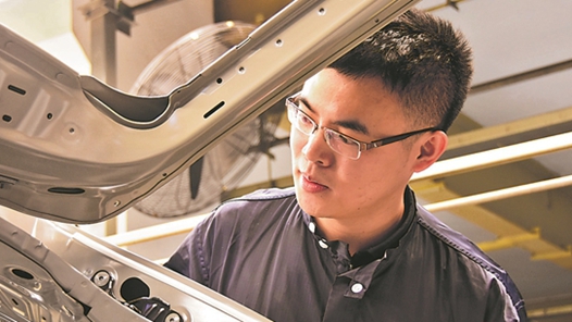 他给机器人“写剧本”