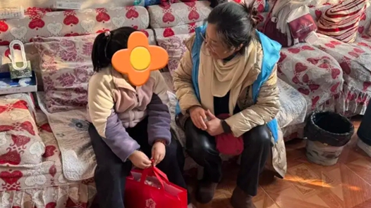 关心困难群众生产生活丨一件羽绒服，暖了困境儿童的寒冬