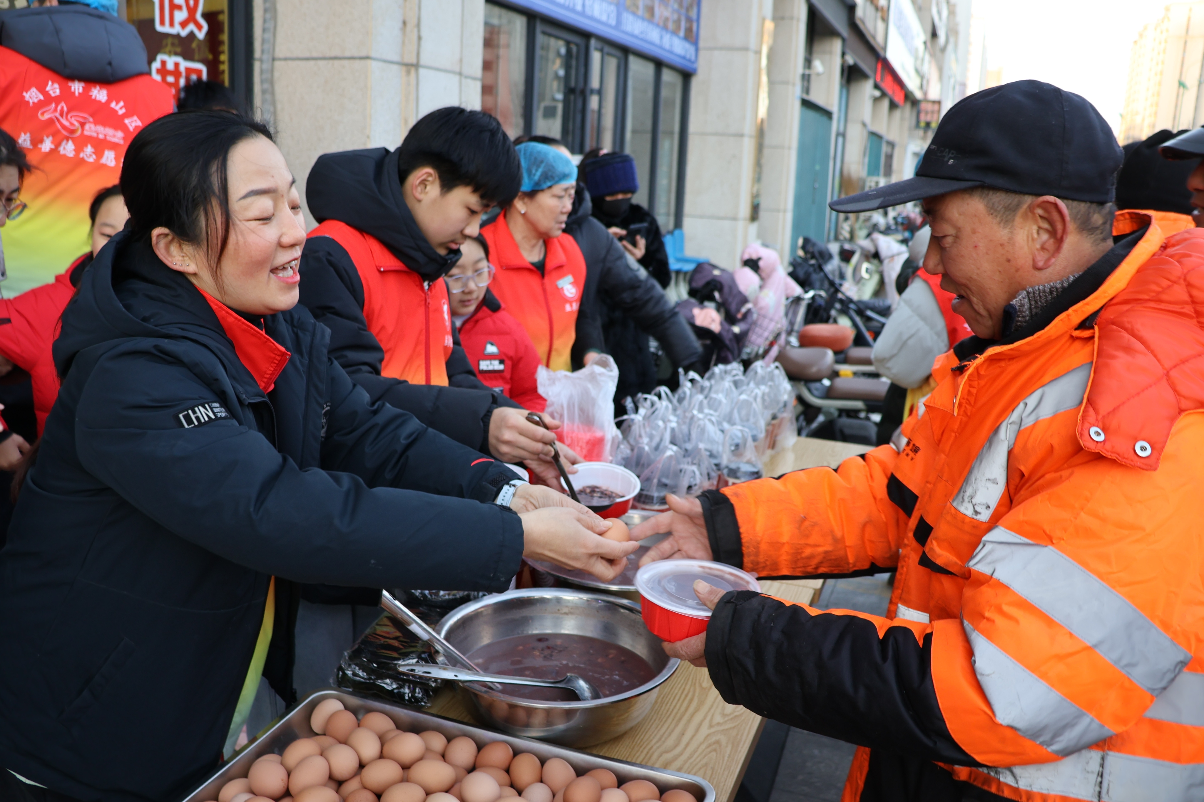 在春笋托管为户外劳动者送上腊八粥1（拍摄者王颖）