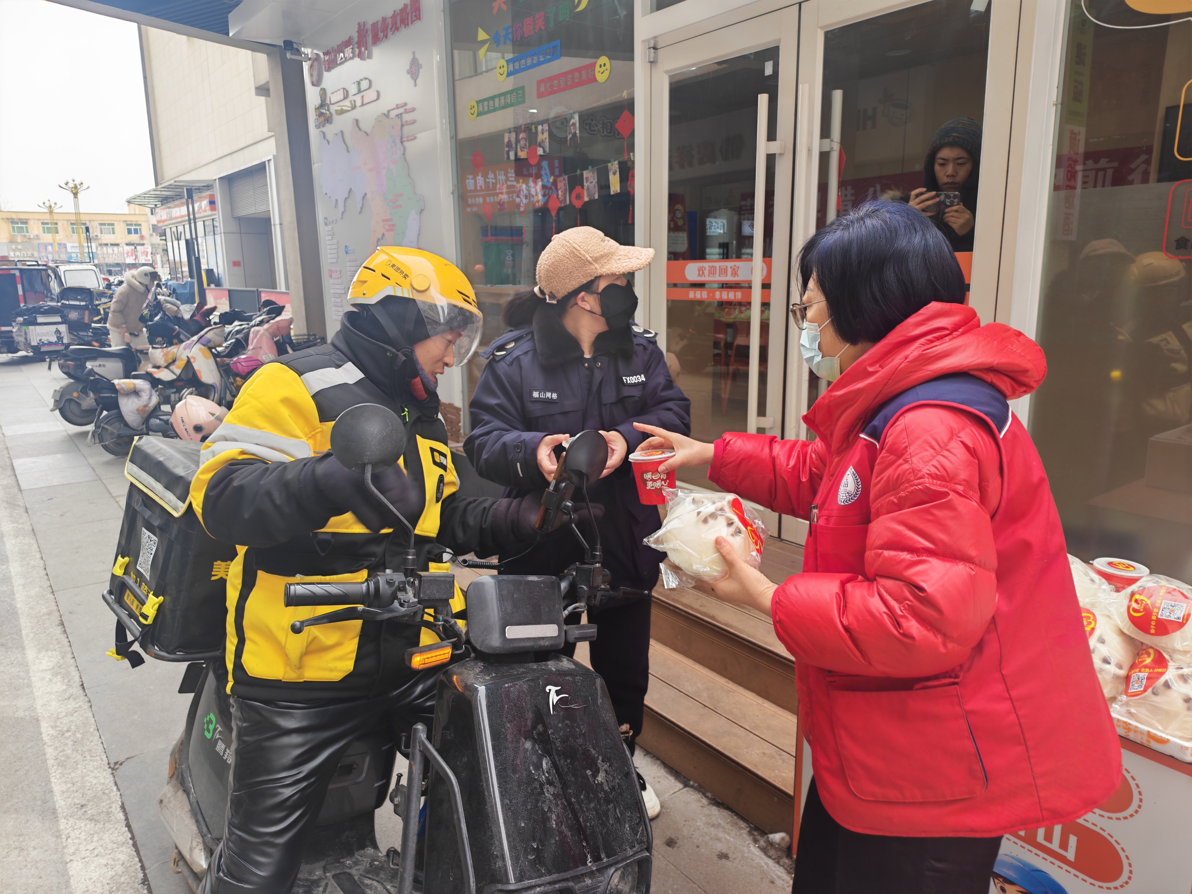 在暖新驿站为快递员送上腊八粥 （拍摄者王颖）