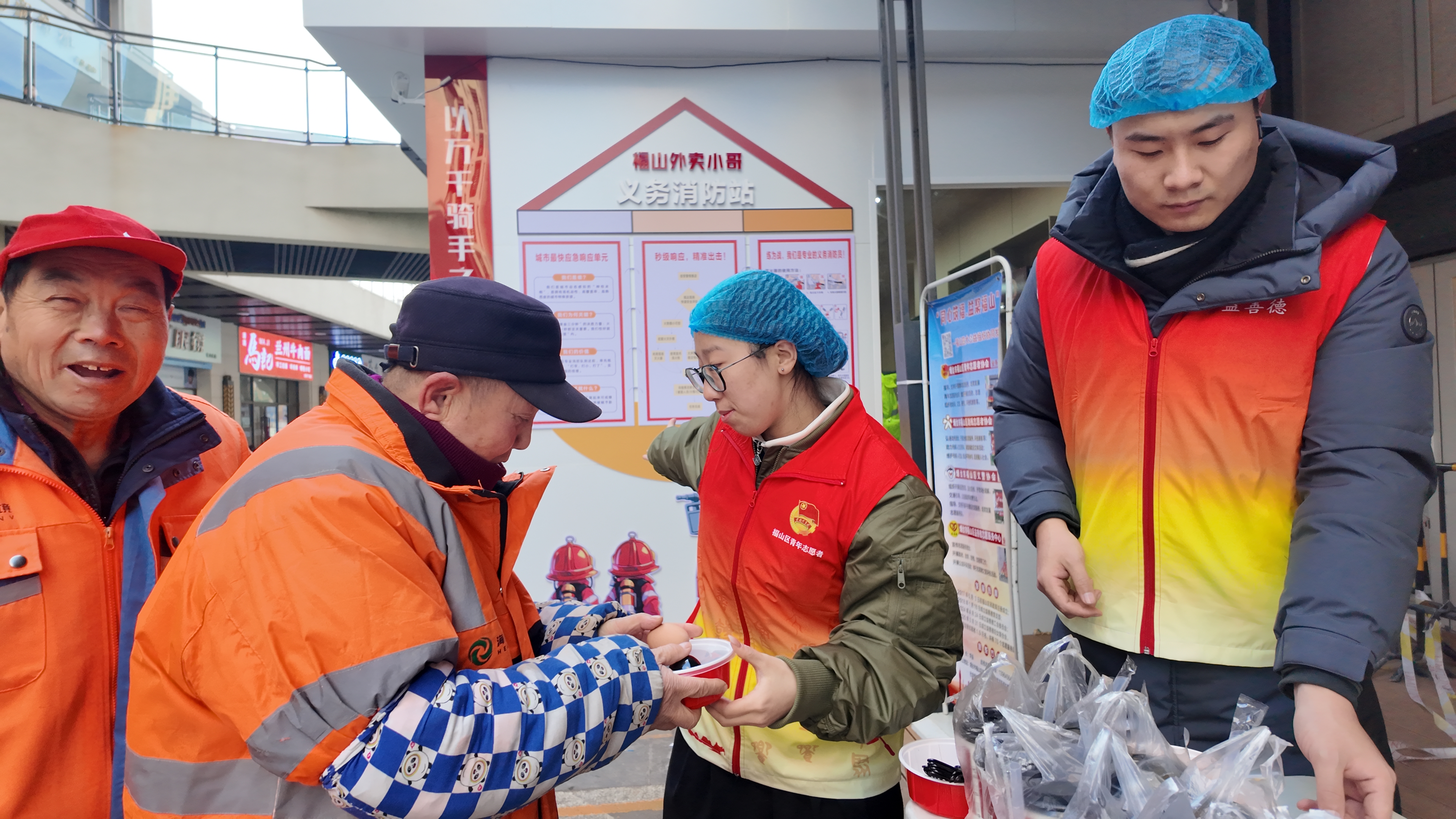 在外卖站点为户外劳动者送上腊八粥（拍摄者王颖）
