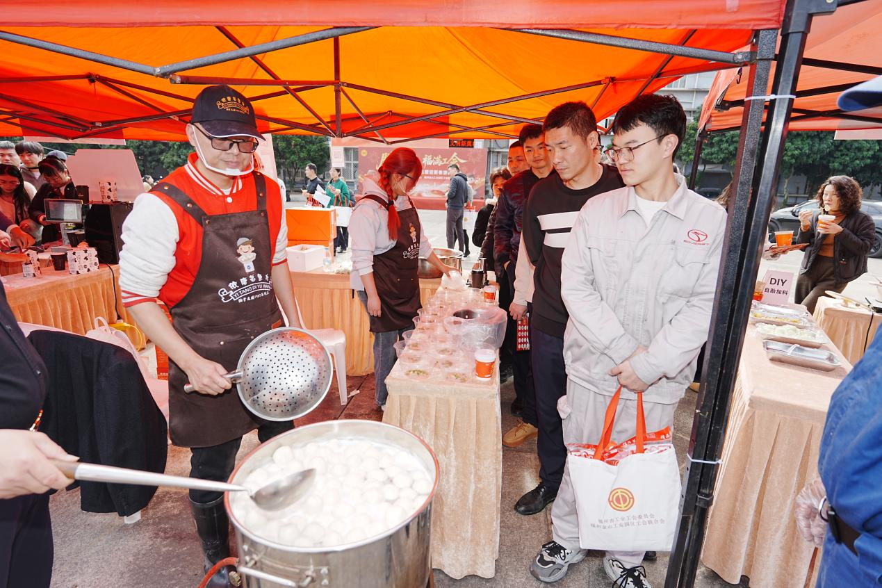 热气腾腾的手工鱼丸引得现场职工排队等候