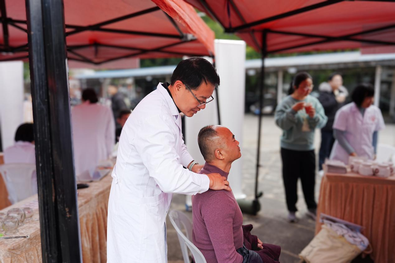 专业医师现场为职工进行按摩。