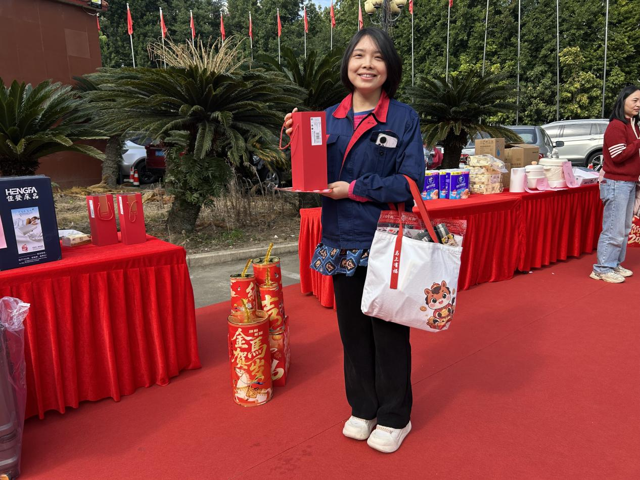 参加游园活动的职工满载而归