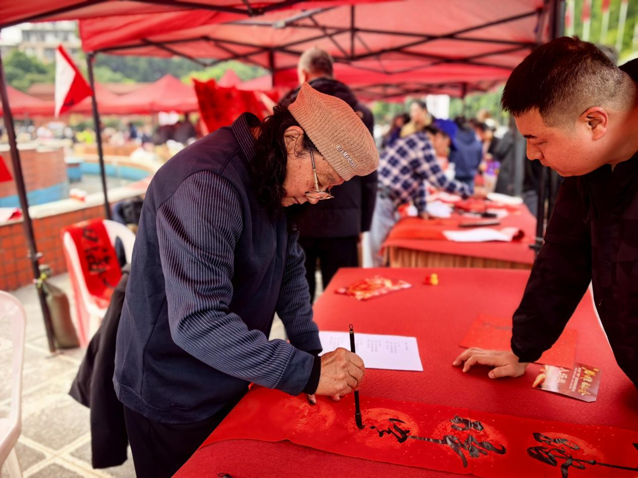 书法家现场为职工定制春联