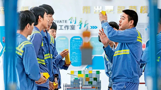 《习近平与一线职工朋友们》节选｜习总书记勉励我“发挥好劳模作用，带出更多的劳模”