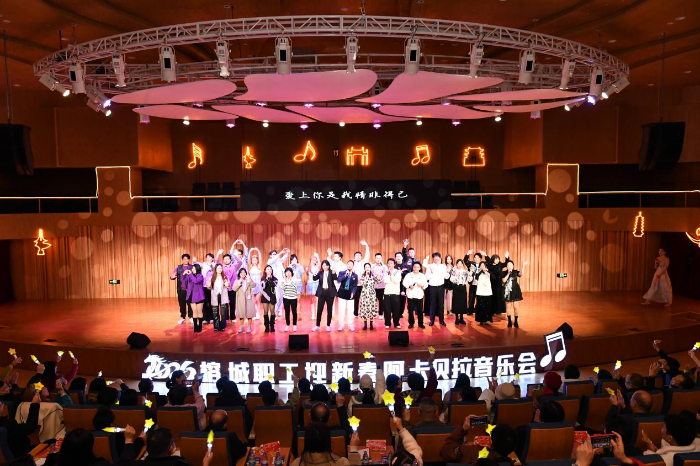 学员、专业合唱团与观众深情合唱。叶诚 摄