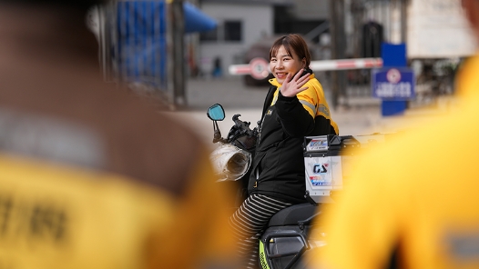 新春走基层｜穿梭城市冷暖间 一餐一饭递温情