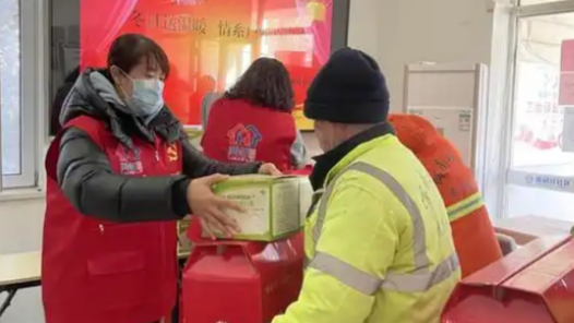 送温暖・特别的“暖”给特别的你 新就业形态劳动者的“温暖港湾”｜风雪中的温暖“邂逅”