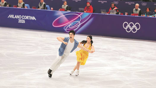 冬奥会花滑团体赛揭幕，“葱桶组合”亮相
