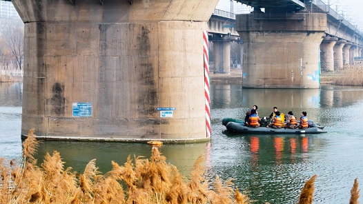 新春走基层｜守护铁路网安全的水下“桥梁医生”