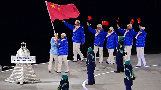 宁忠岩、张楚桐担任旗手，中国代表团入场