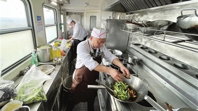新春走基层｜餐车烟火烹百味 匠心守护归家路