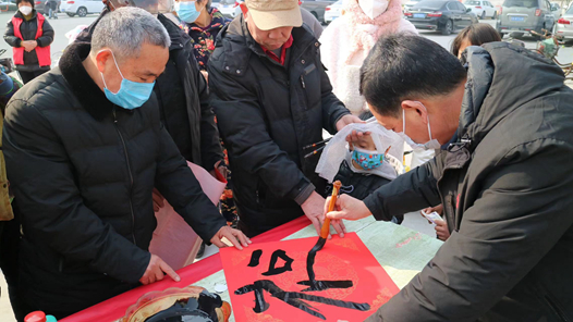 新春走基层｜挂历铺里品年味