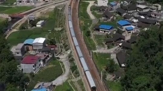 新春走基层｜吴姐卖菜，搭上慢火车