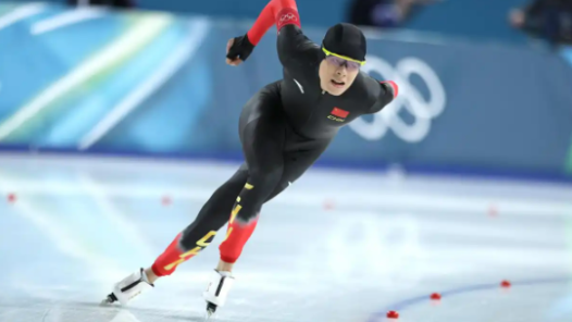 连续两天诞生赛会纪录 速度滑冰场上的精彩与惊喜