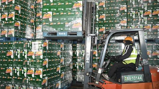 新春走基层｜夕发朝至 山西太原“年货班列”装卸忙