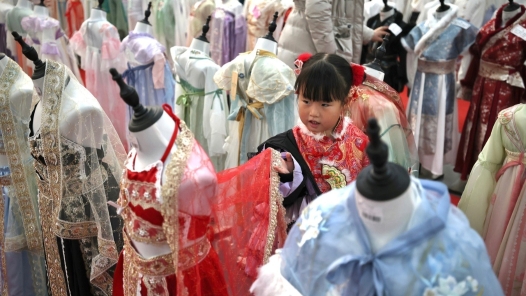 新春走基层｜生肖款汉服订单排到了4月