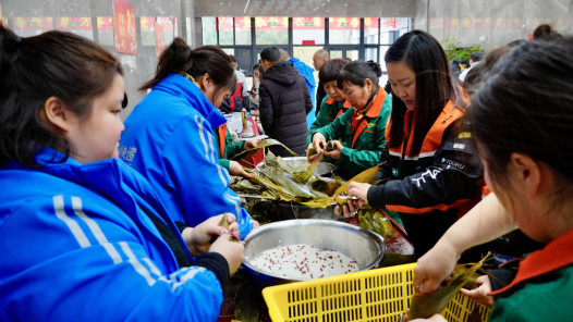浙江天台：新就业形态劳动者成年夜饭“座上宾”
