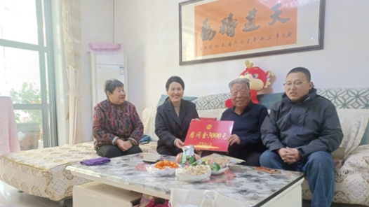 山西绛县总工会走访慰问困难劳模