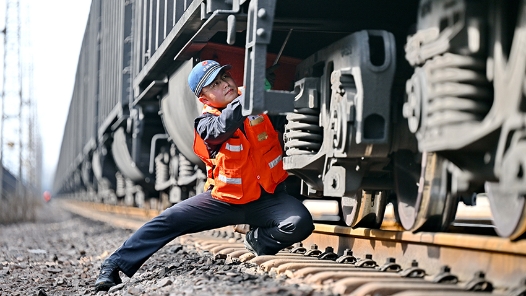 新春走基层｜能源大动脉上的列车“守护者”
