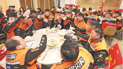 百名小哥团聚小年夜家宴