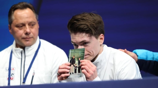 冬奥会｜在等分区，他流泪亲吻一张旧照片