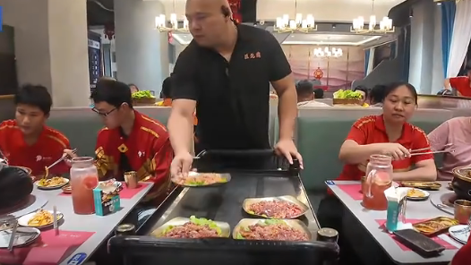 海南三亚市为外卖骑手定制暖心年夜饭