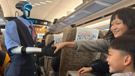 新春走基层丨春运高铁上来了“特殊乘务员”