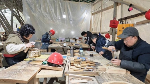 新春走基层｜婺源“刀客”的春天：慢雕时光，顺时而兴