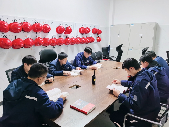 泸州老窖职工正在学习《习近平与一线职工朋友们》 泸州老窖职工正在学习《习近平与一线职工朋友们》