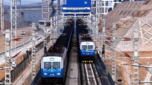 新春走基层丨“煤河”流淌 亿吨级西煤东运重载铁路再提效