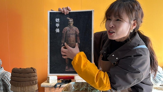 新春走基层·记者体验360行丨随非遗代表性传承人制作“秦俑”