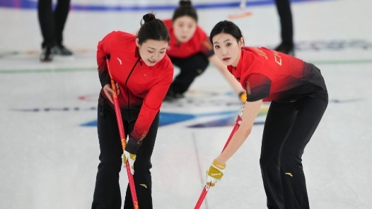 米兰冬奥女子冰壶循环赛：中国队不敌瑞士队