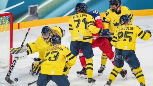 米兰冬奥女子冰球：瑞典队和美国队率先挺进半决赛
