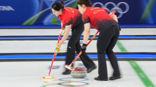米兰冬奥会｜冰壶循环赛：中国女队力克东道主 中国男队遭遇四连败
