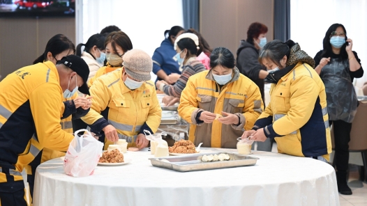 青岛市市南区总工会冬送温暖把关怀送到一线职工心坎上