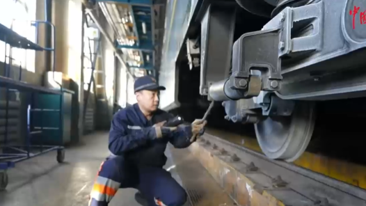 新春走基层｜这个春运，他们要为400多辆火车“体检”