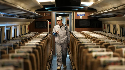 新春走基层丨“动车医生”的检修不眠夜