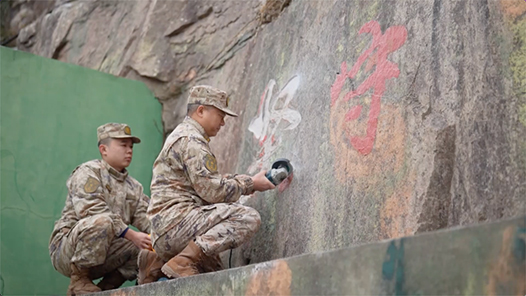 新春走基层｜如愿！守岛30年的海军“兵王”登上军舰