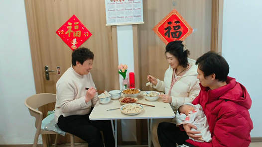 新春走基层｜“一张床、一间房、一套房”里的别样新年