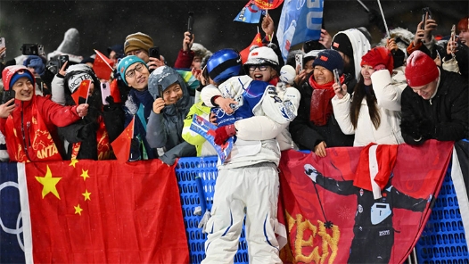 超有爱！谷爱凌赛后第一时间和粉丝贴贴互动