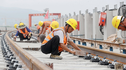 新春走基层｜万家灯火中，走近一线铁路建设者