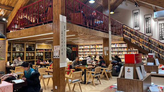 新春走基层｜深夜，留一屋书香给“有趣的灵魂”