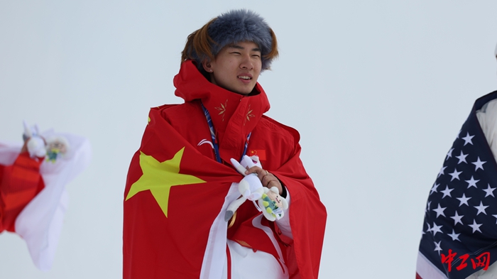 苏翊鸣在颁奖仪式中 苏翊鸣在颁奖仪式中