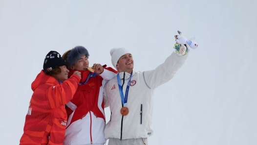 22岁生日单板坡障夺冠 苏翊鸣斩获中国代表团米兰冬奥会首金