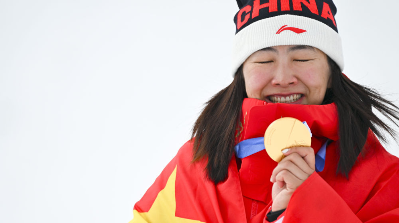 新华社出图｜冰雪白，冬奥金，中国红！